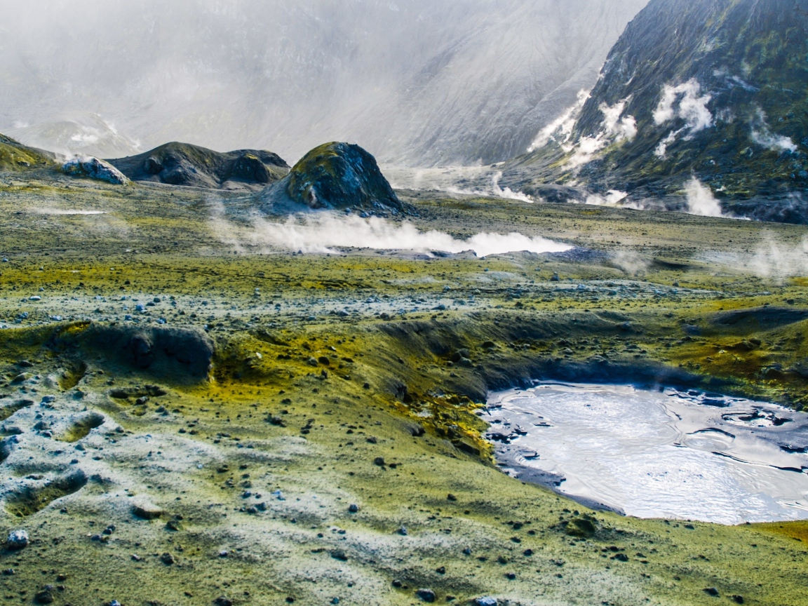 Горячие гейзеры у подножия гор 