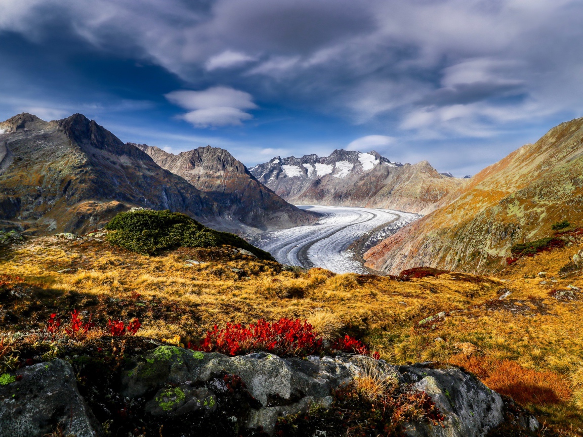 Дорога в горах в лучах солнца в небе 