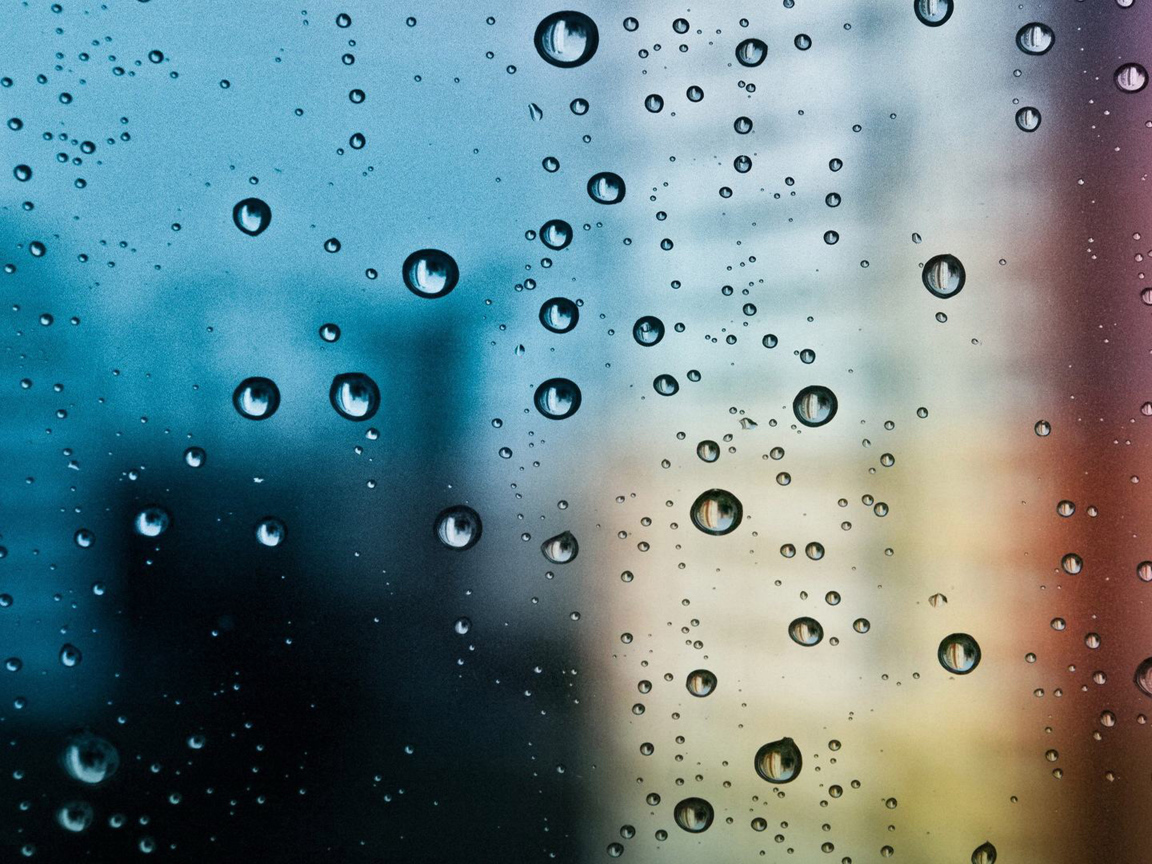 Капли дождя на холодном стекле 