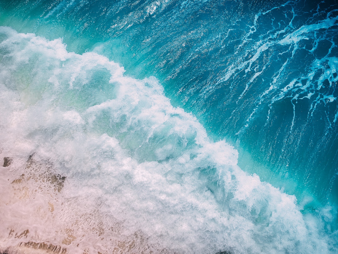 Бурные белые волны океана на песке 