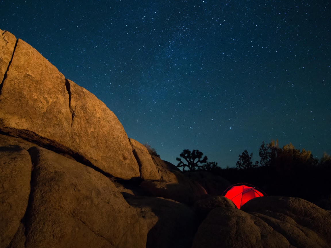 Палатка в горах под звездным небом 