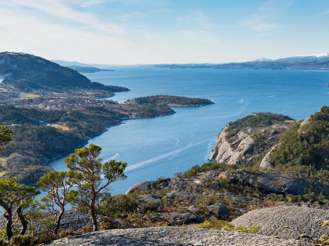 Вид со скалы на фьорд, Норвегия 