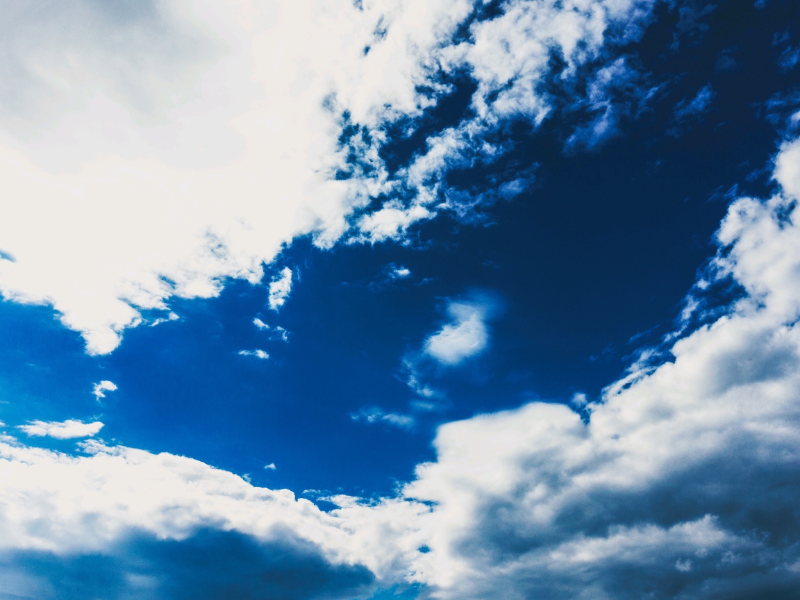 Красивое голубое небо с белыми облаками 