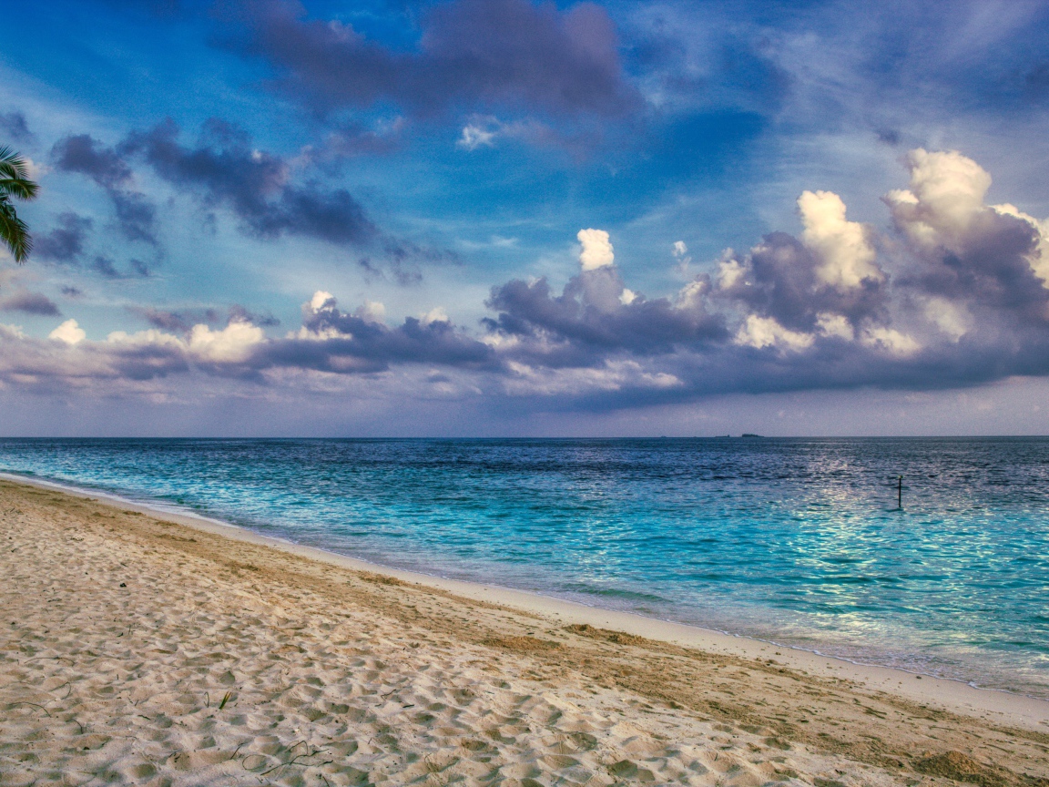 Густые облака над голубой гладью океана 