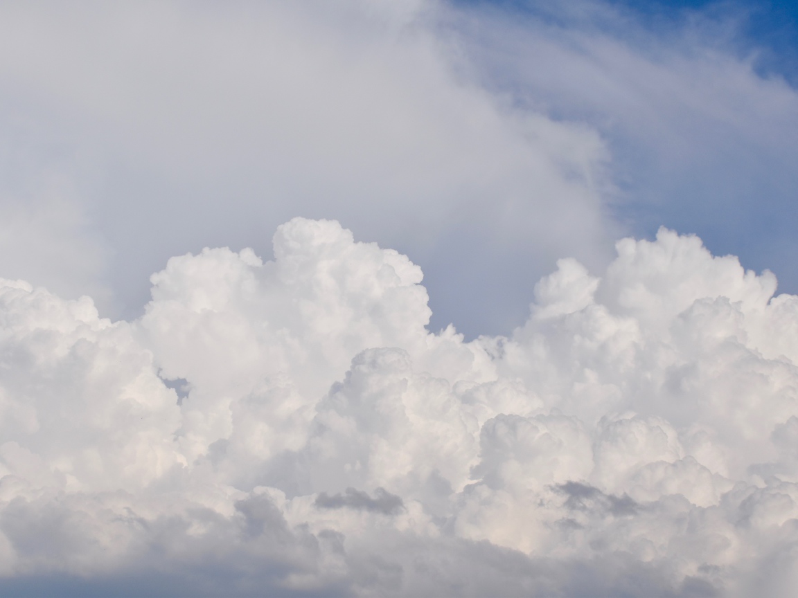 Густые белые облака в небе 