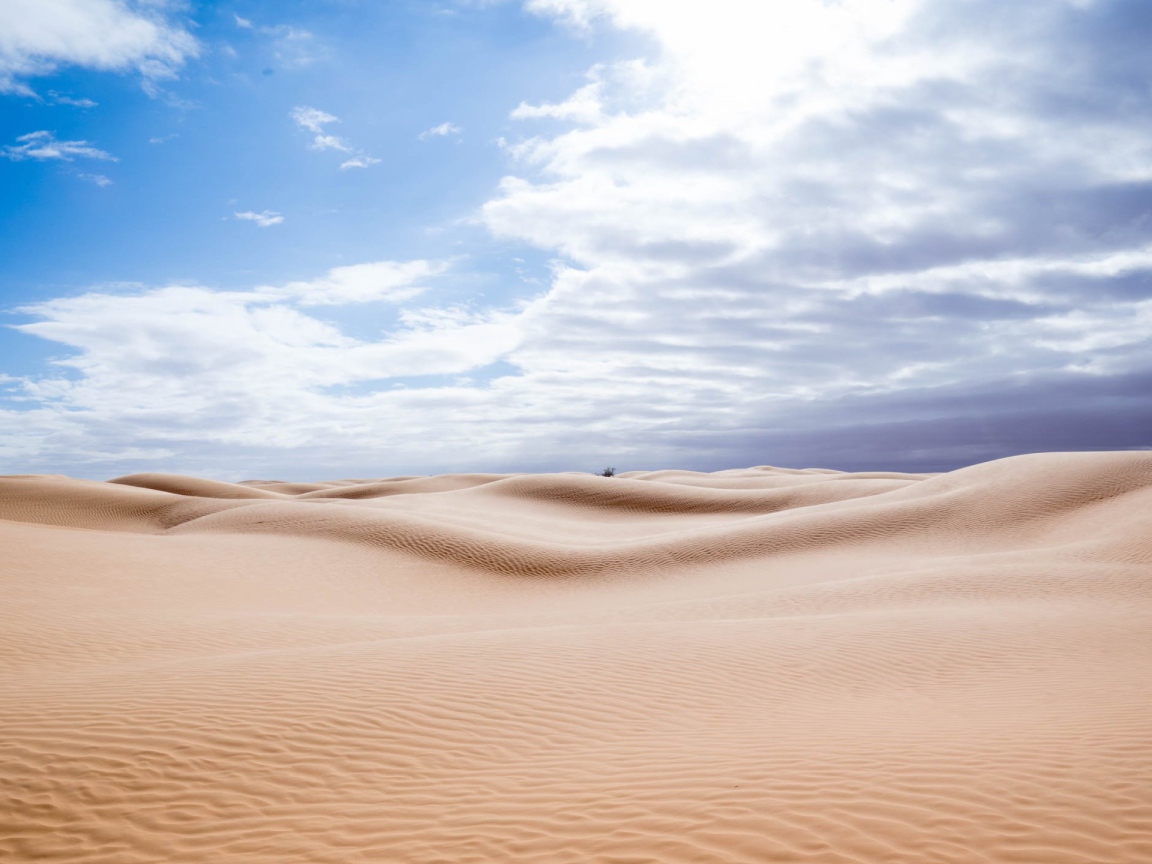 Горячий песок пустыни под солнечным небом 