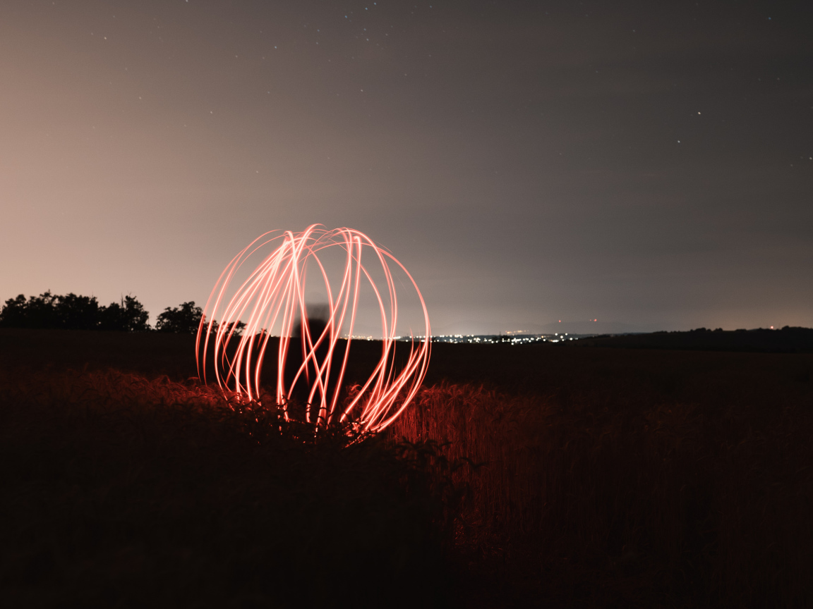 Огненный шар в поле ночью 