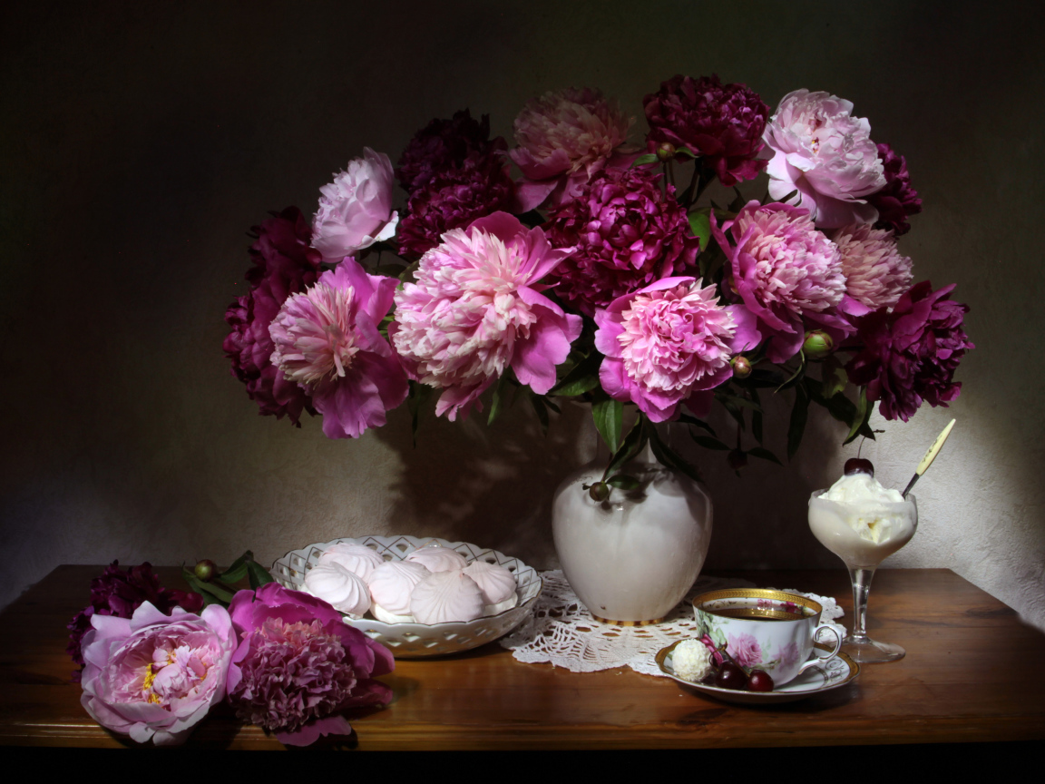 Красивый букет пионов в вазе на столе с зефиром