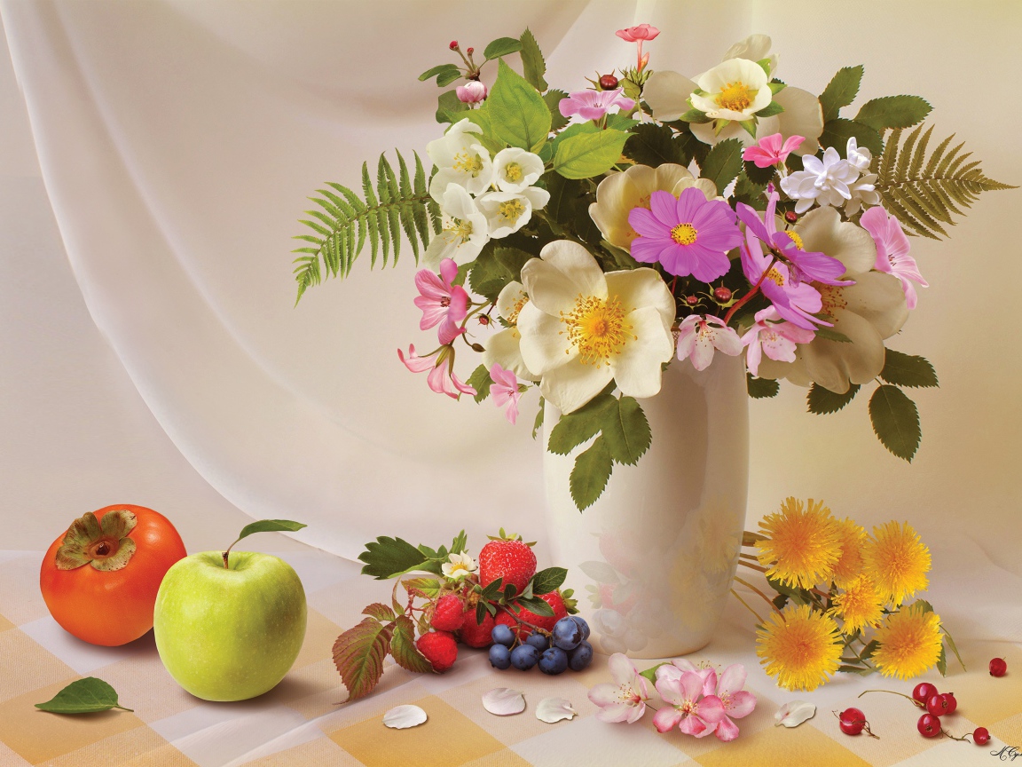 Букет в вазе на столе с фруктами и ягодами