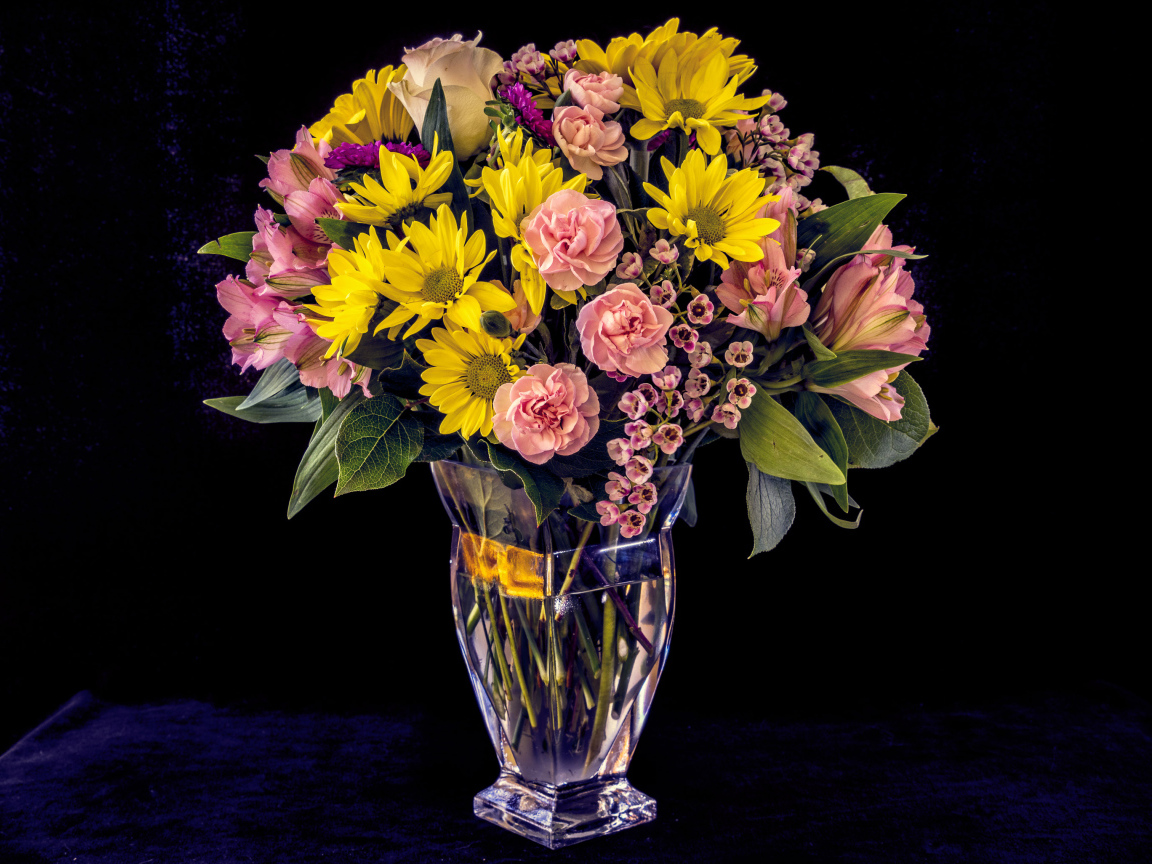 Букет красивых разноцветных цветов в вазе на черном фоне