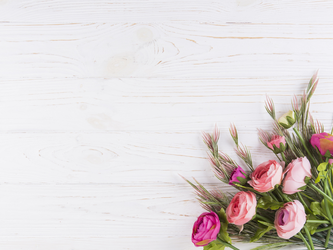 Букет цветов лютиков на деревянном столе