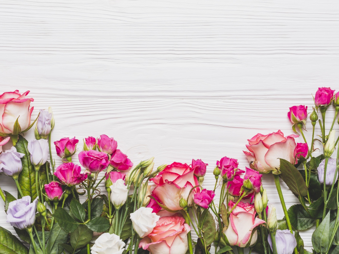 Букет розовых роз на белом столе 