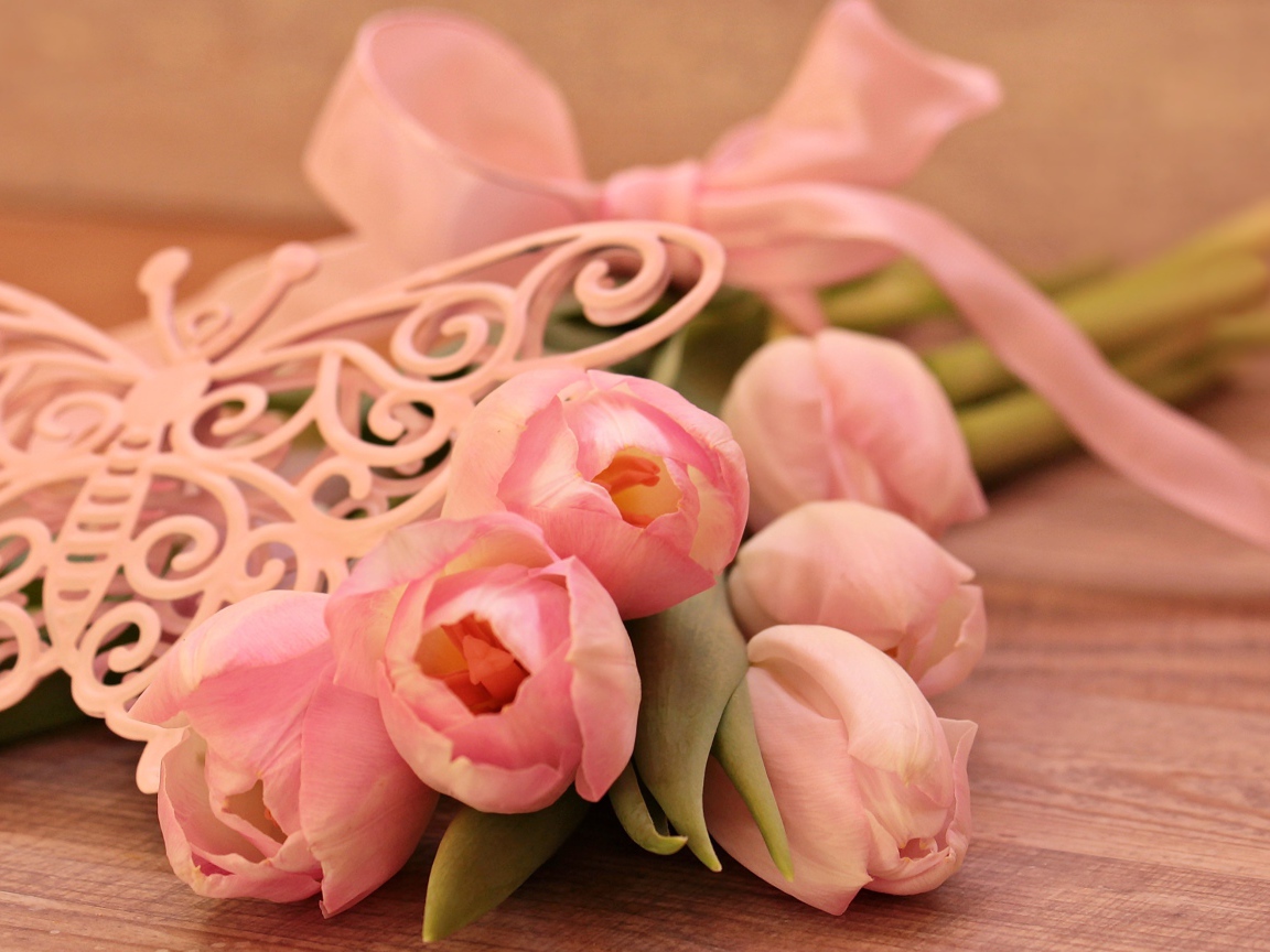 Букет розовых тюльпанов с лентой и бабочкой