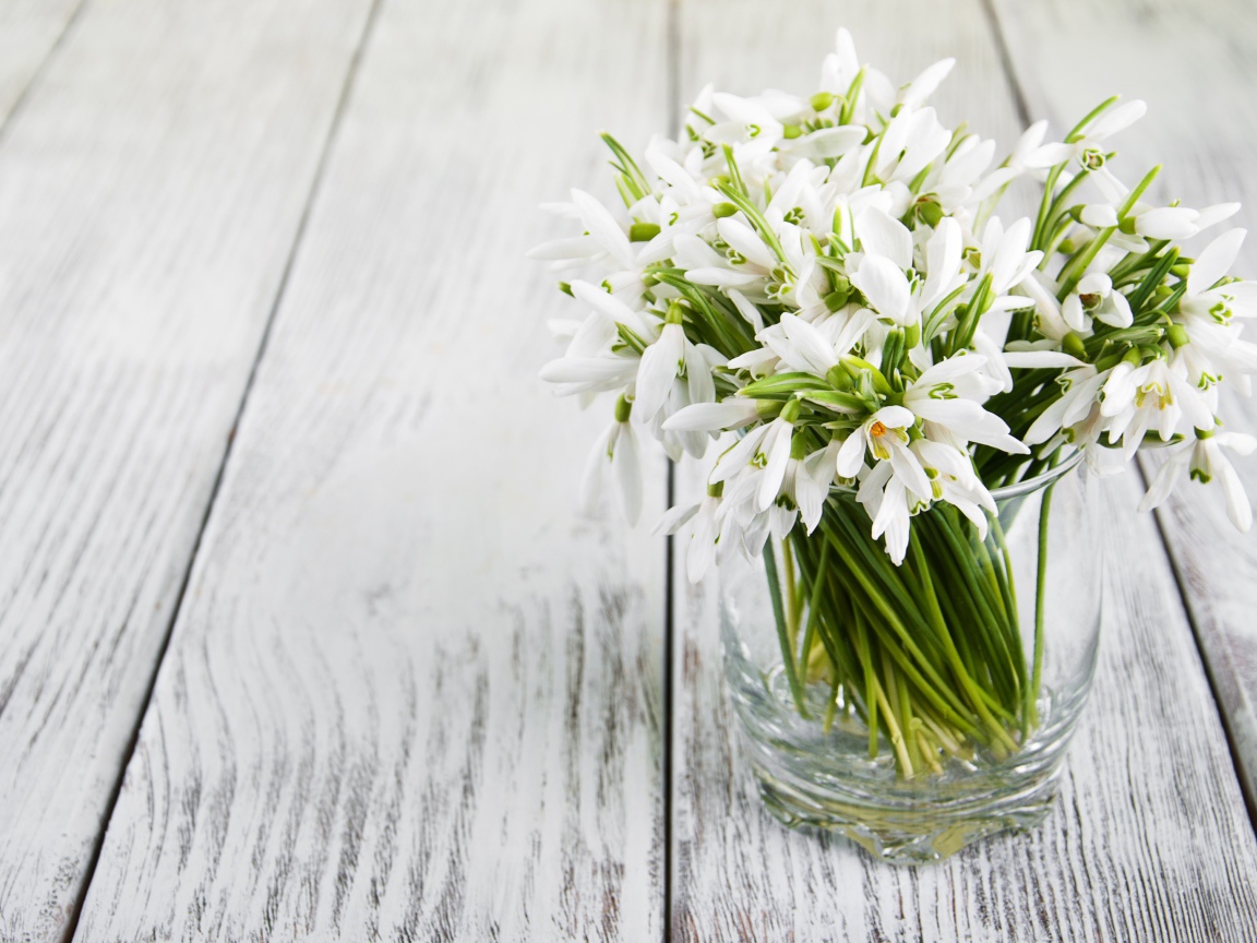 Букет белых подснежников в вазе на столе