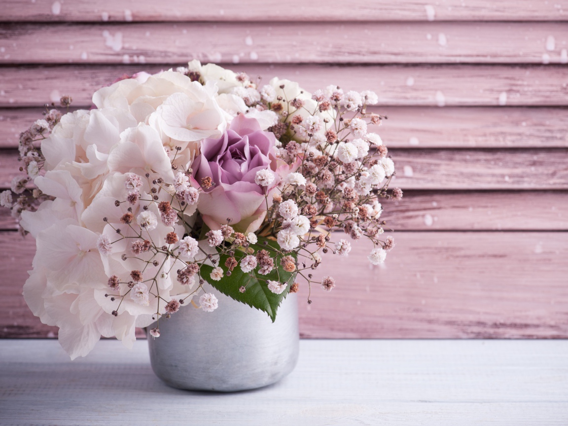 Букет с цветами флоксы и розы в вазе на столе 