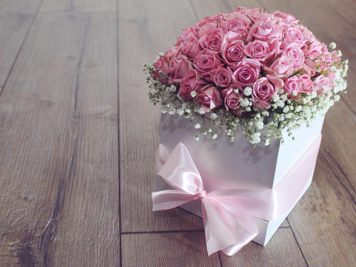 Подарочная коробка с букетом розовых роз и бантом