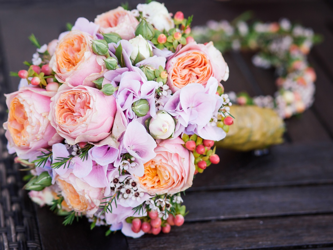 Свадебный букет невесты лежит на лавке 