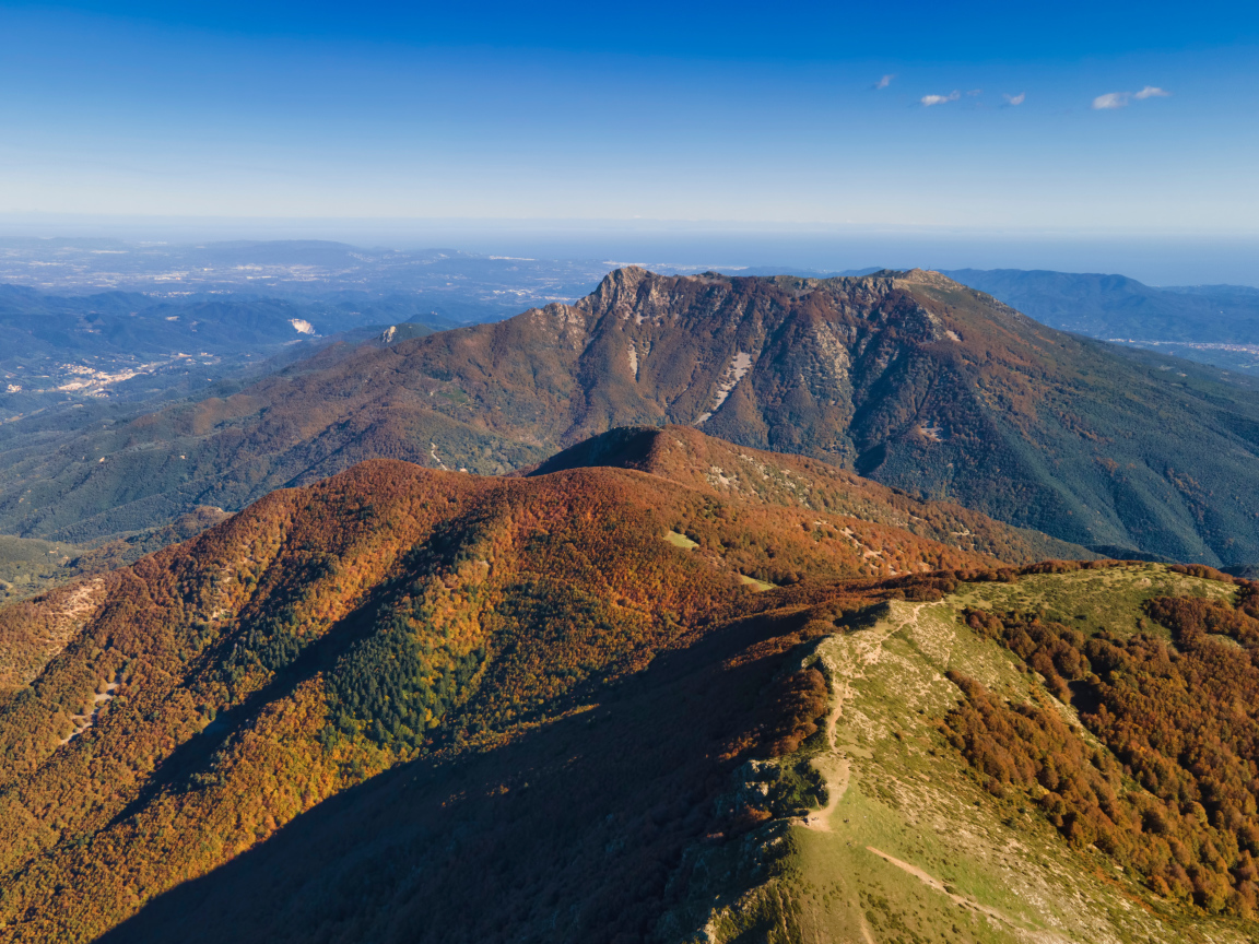 Вид на вершины гор с высоты птичьего полета 