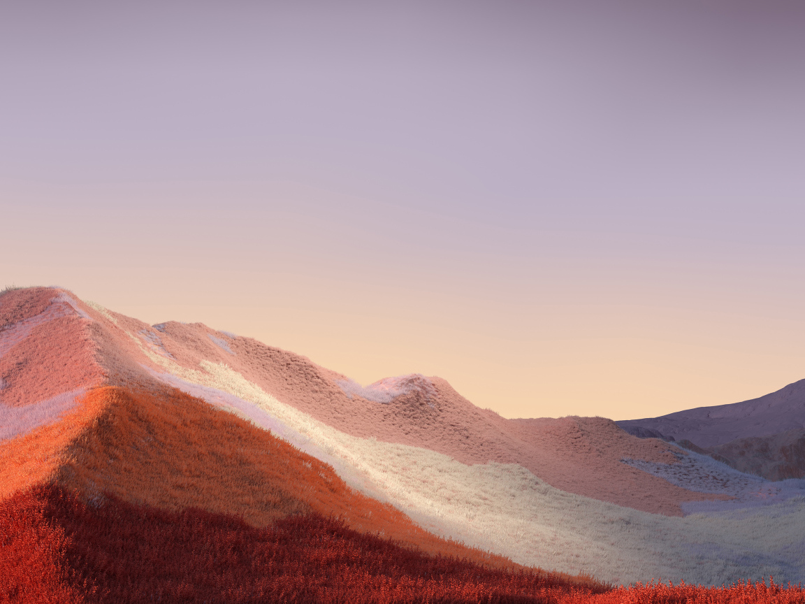 Покрытые травой горы на фоне неба