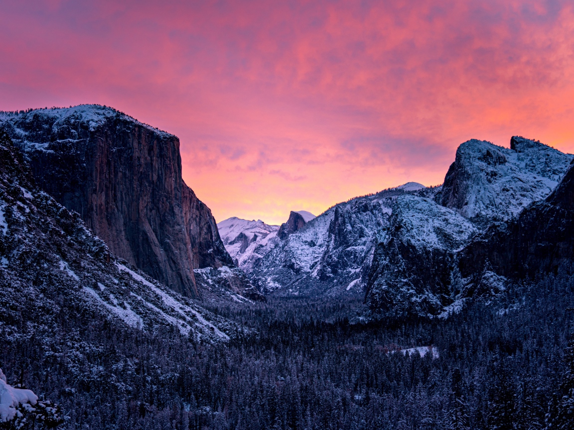 Сиреневый закат над заснеженными скалами 