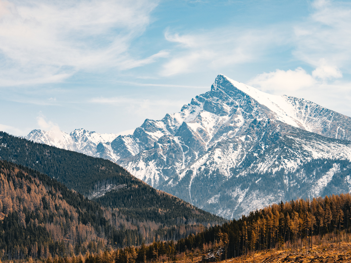 Заснеженная гора под голубым небом, Словакия 