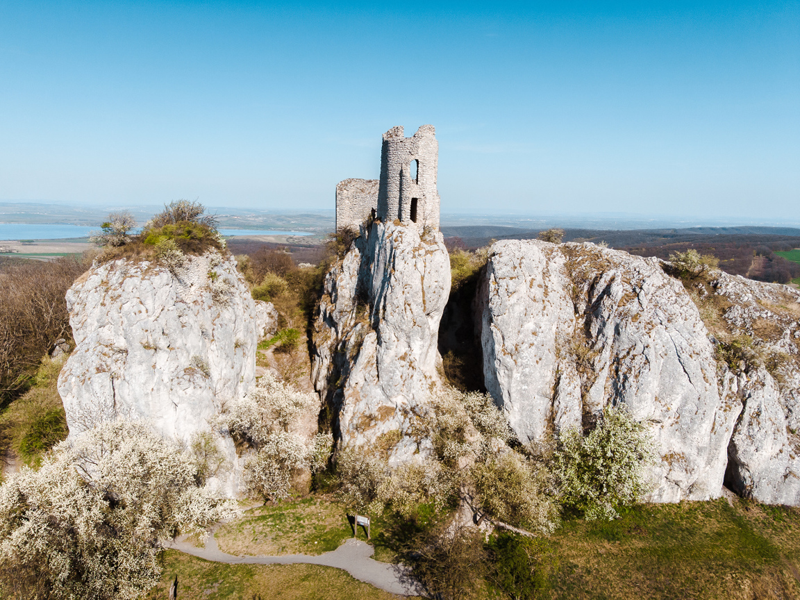 Развалины храма на скале под голубым небом 