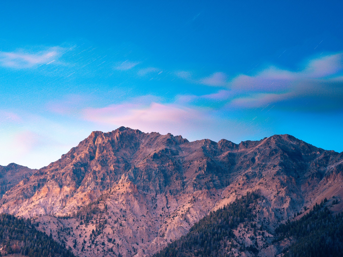 Вершины гор на фоне голубого неба 