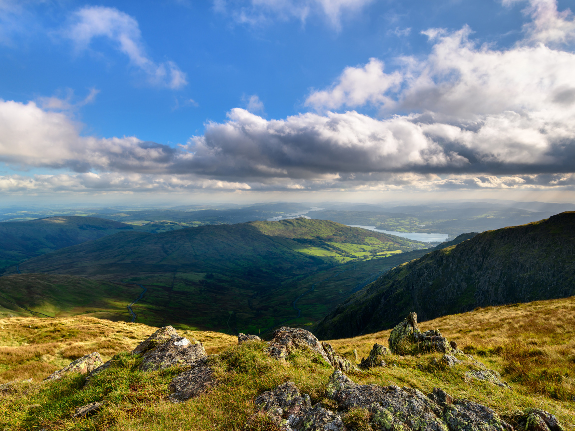 Вид со скалы на горизонт под белыми облаками 