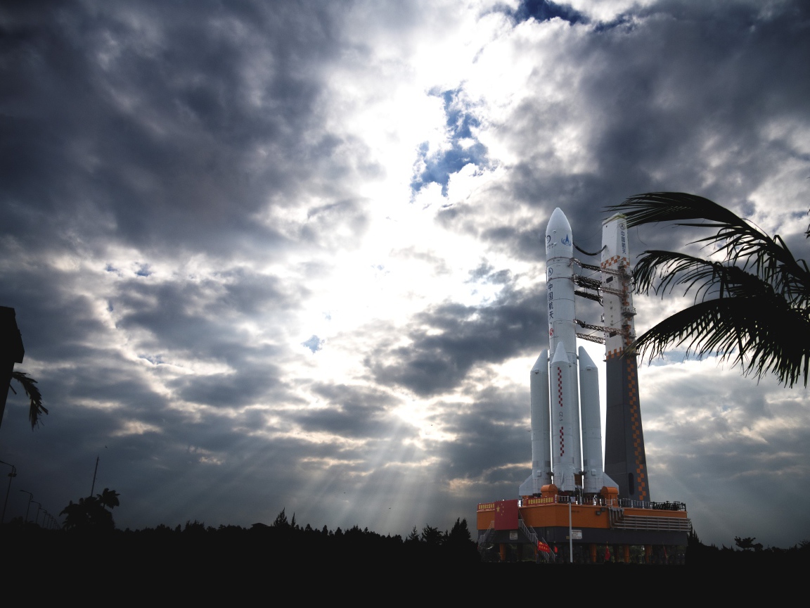 Ракета готовится к запуску на фоне грозового неба