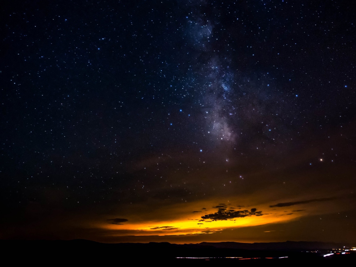 Красивый желтый свет в ночном небе 