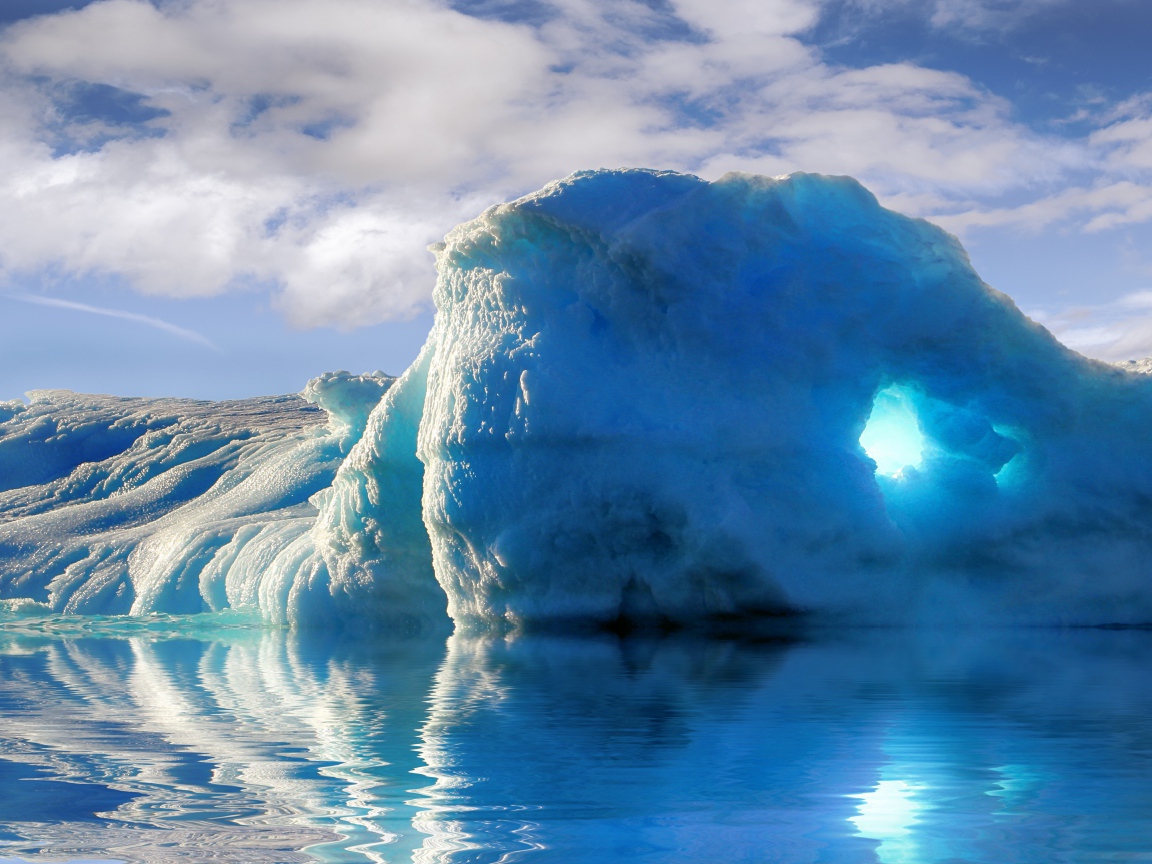 Большой голубой айсберг в воде 