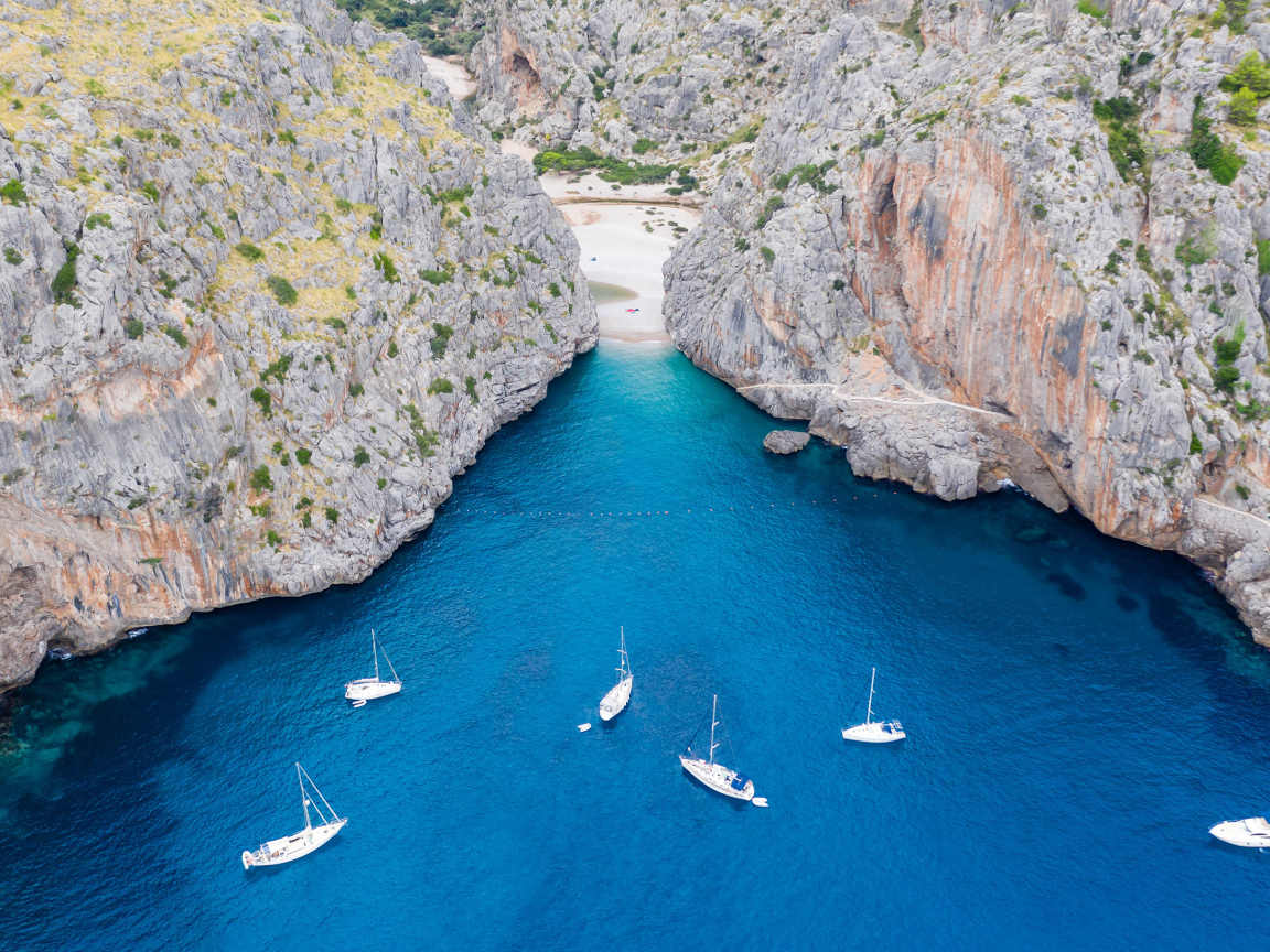 Лодки в бухте между скалами