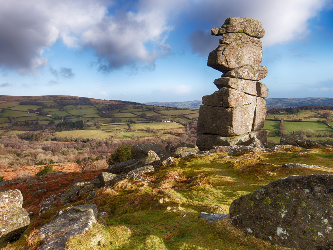 Каменный монумент на вершине холма