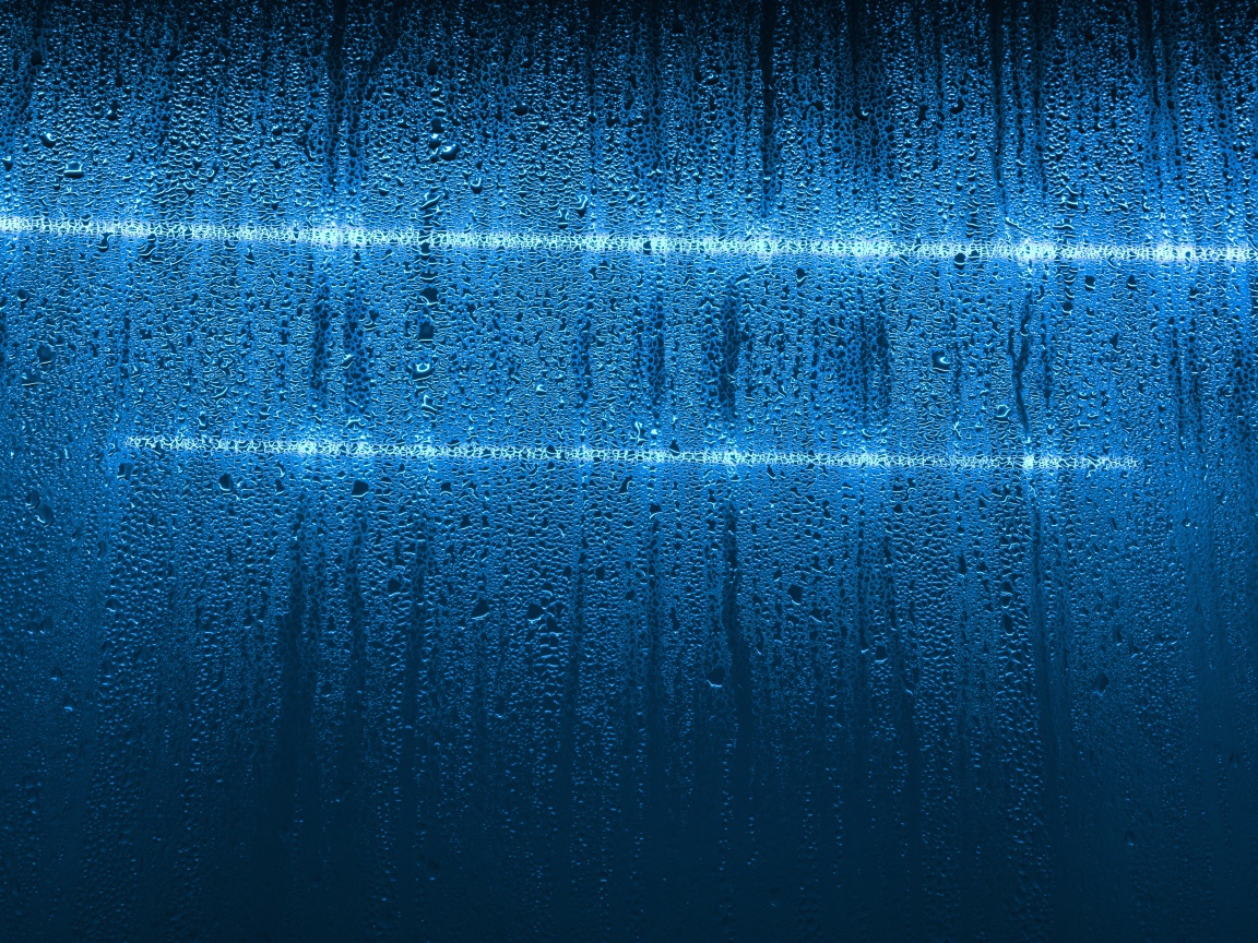 Мокрая голубая стена с белыми линиями