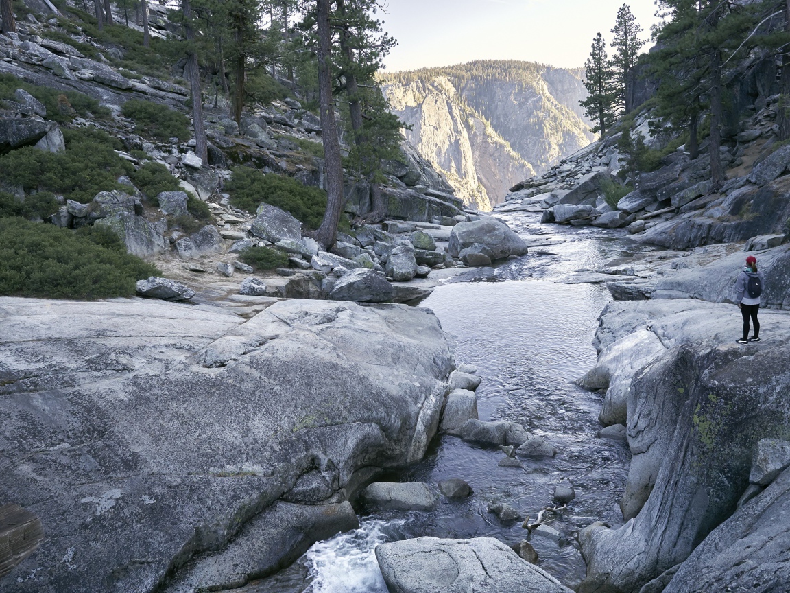 Красивая горная река с каменными берегами