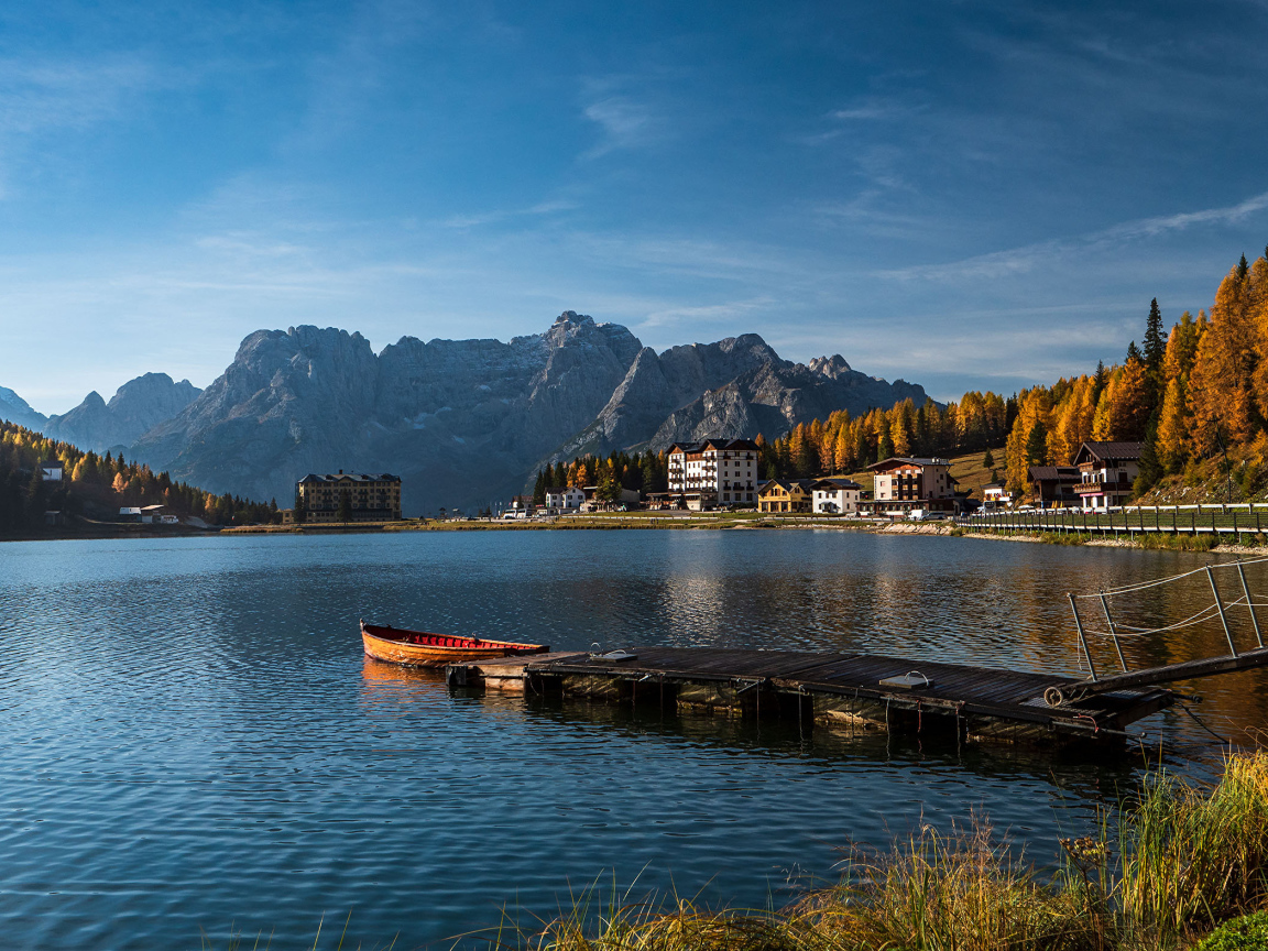 Спокойное озеро в лучах солнца в горах, Италия