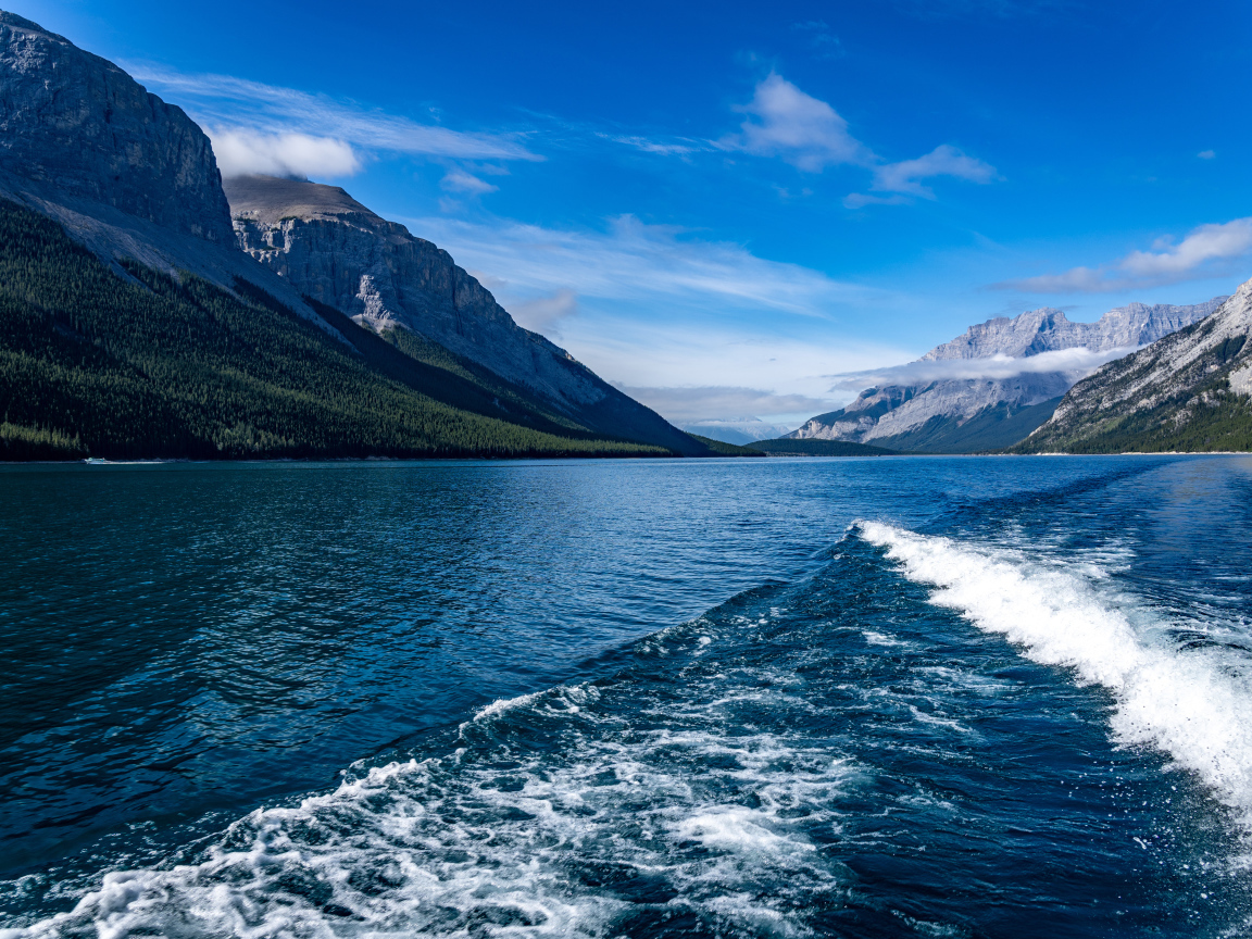 Озеро Минневанка на фоне гор под голубым небом, Канада