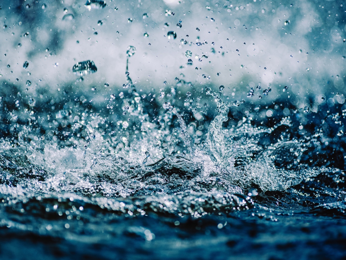 Брызги в чистой воде 