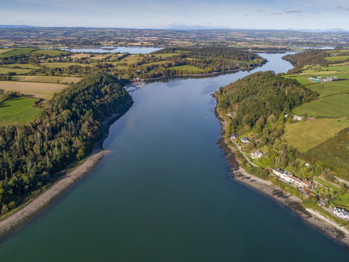 Вид с высоты на широкую реку 