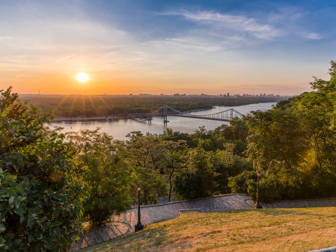 Вид на восход солнца над рекой Днепр в парке