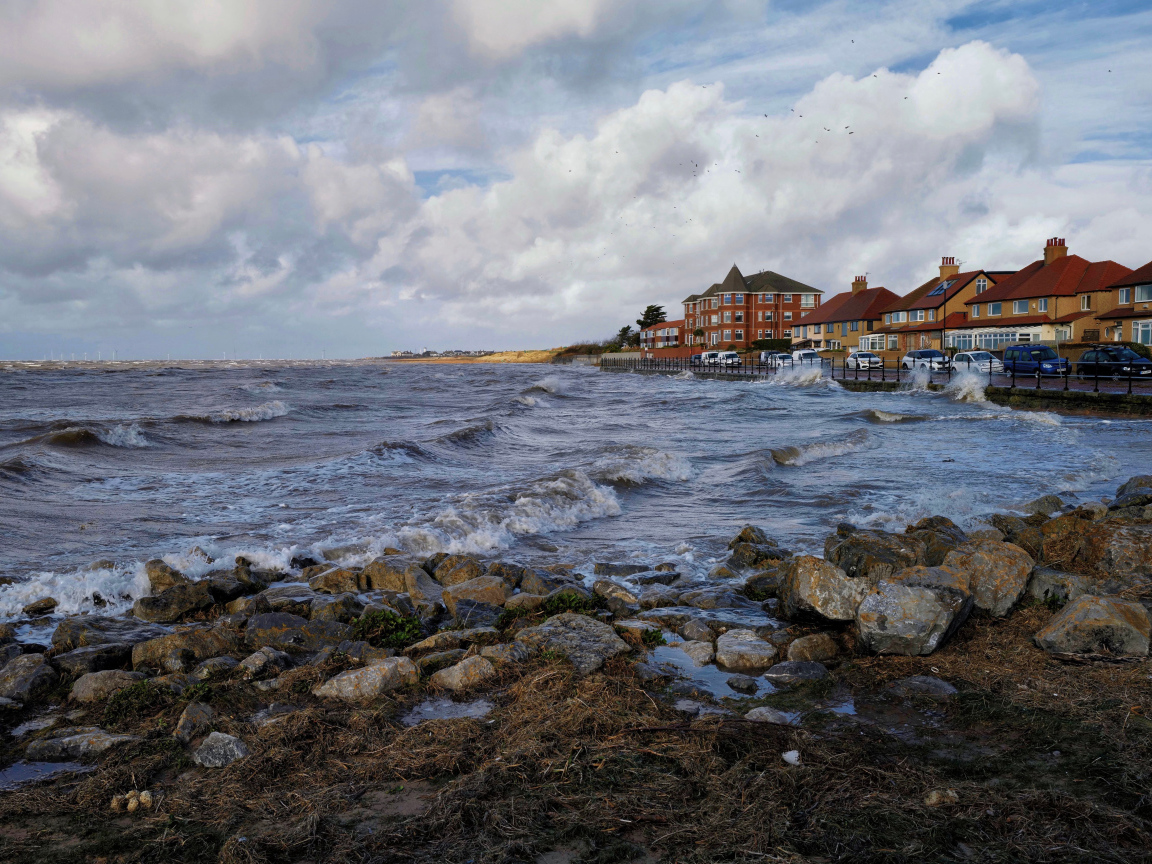 Дома на берегу бушующего залива 