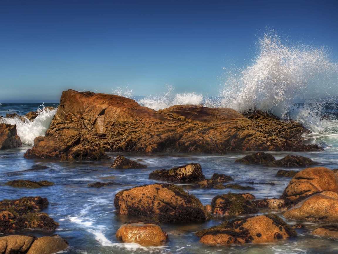 Бурные морские волны бьются об камни 