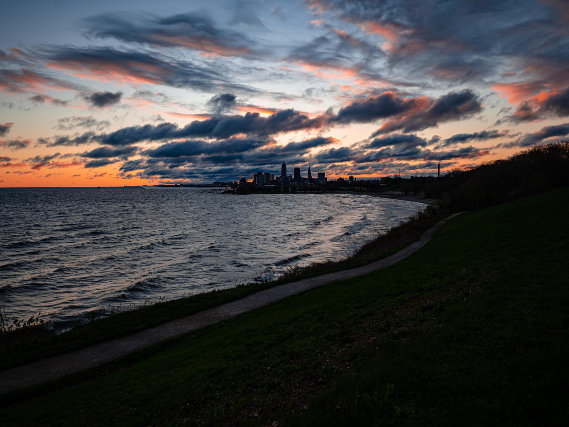 Грозовые облака низко над морем