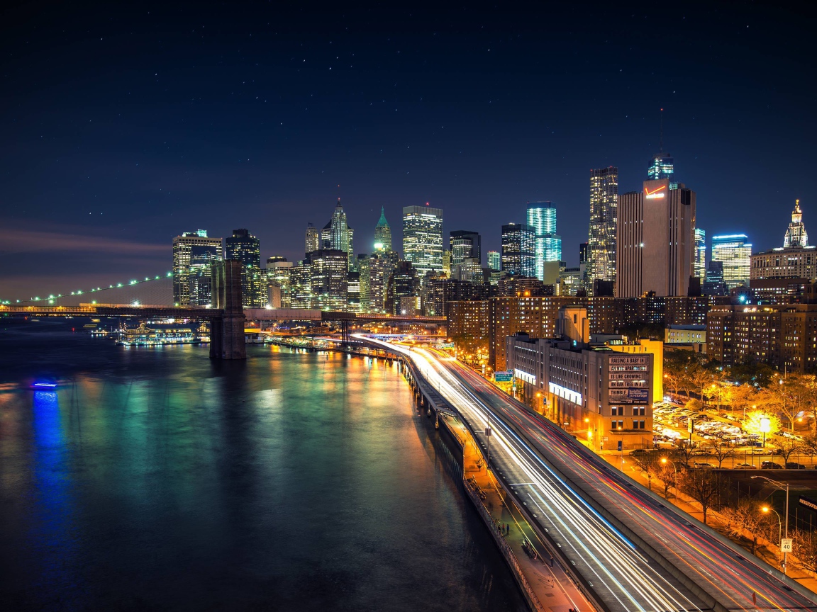 Вид на красивый ночной город у океана 