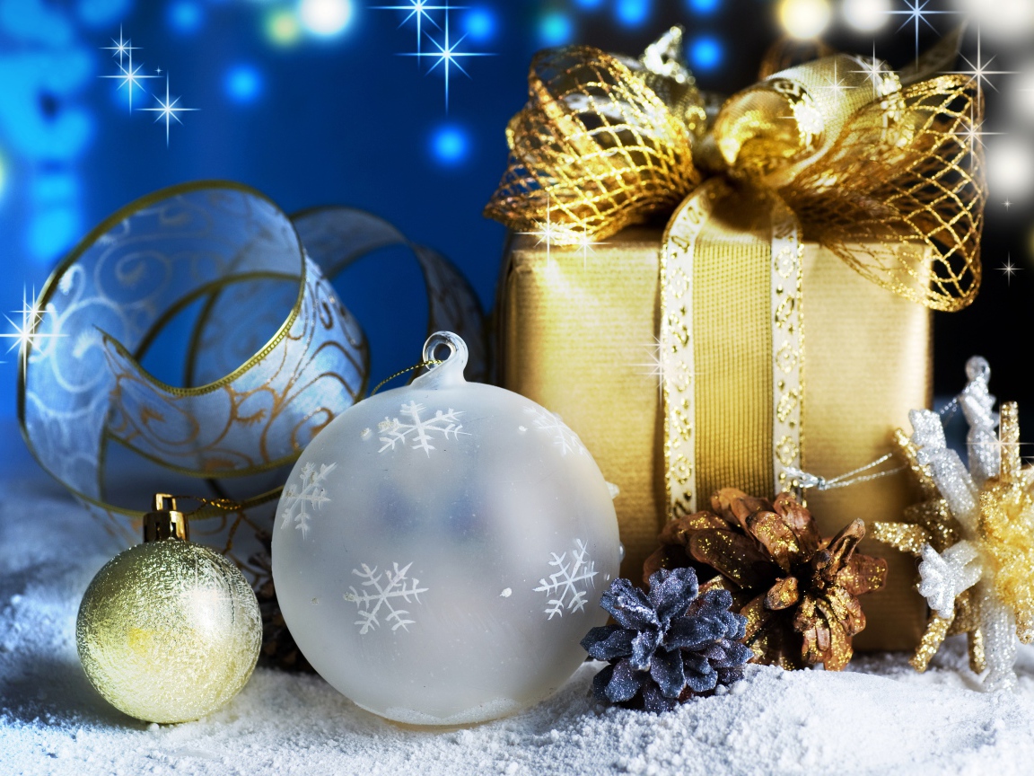 Красивые елочные игрушки и подарок крупным планом