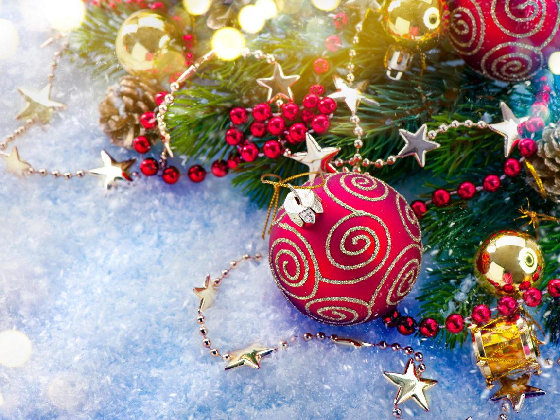 Яркие елочные украшения на снегу с веткой 