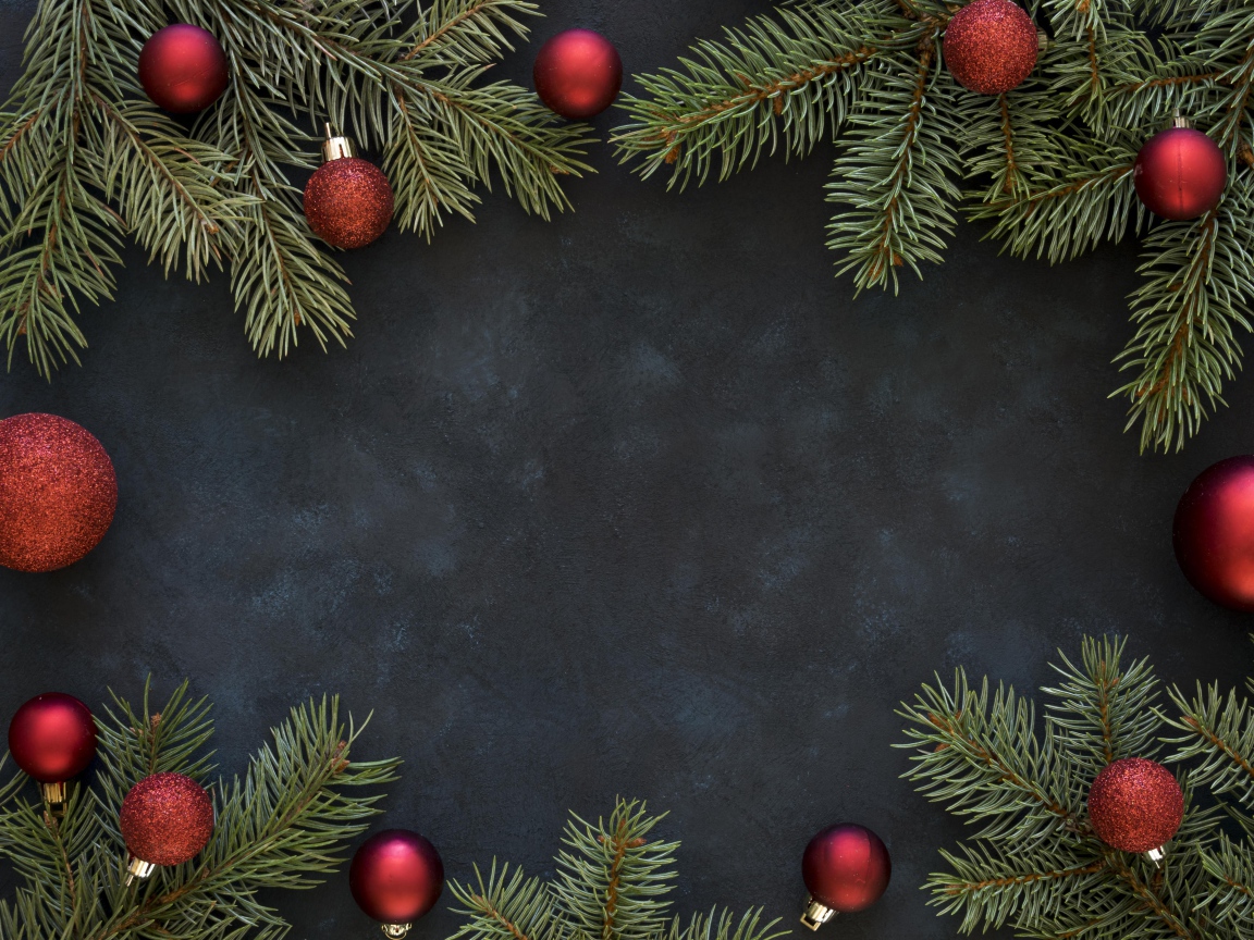 Елочные ветки с красными шариками, фон для новогодней открытки 