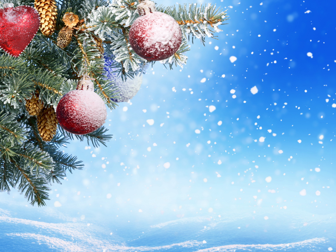 Еловая ветка с игрушками на голубом фоне на Новый год 