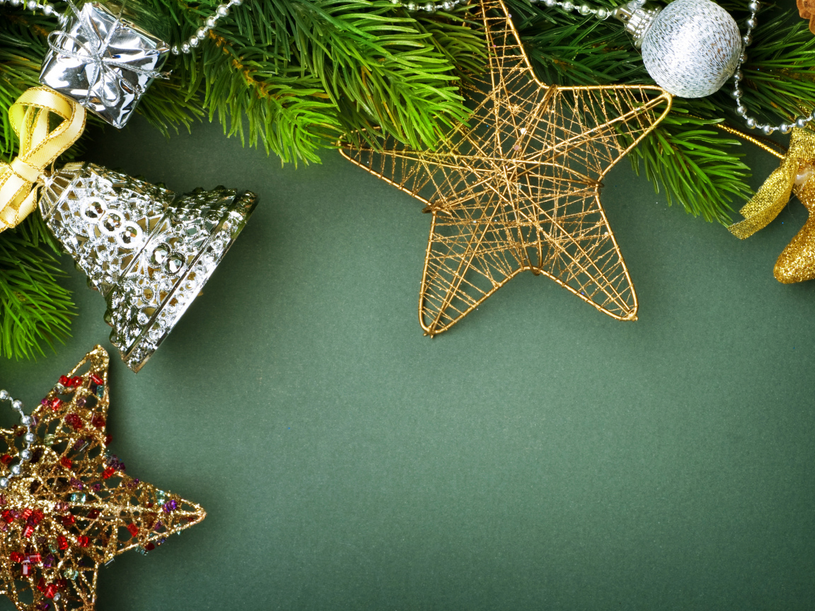 Шаблон для новогодней открытки с игрушками на зеленом фоне