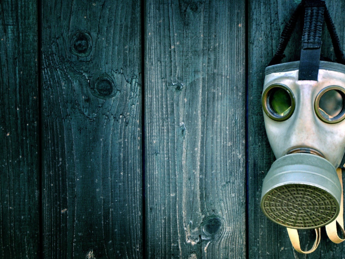 Противогаз висит на деревянное стене, пандемия covid-19